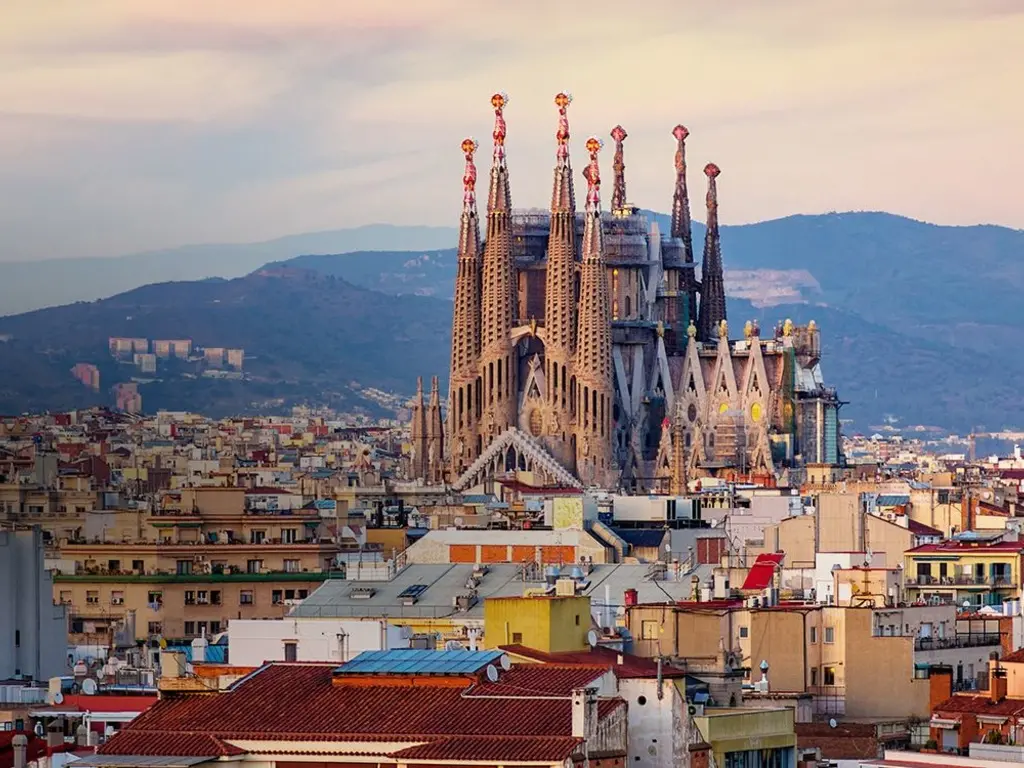 ساختمان کلیسای ساگرادا فامیلیا 