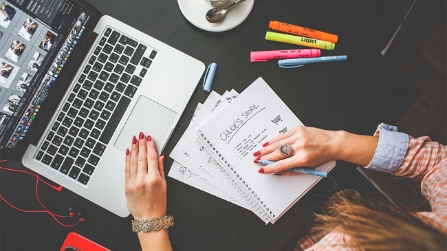 فریلنسر چه میکند