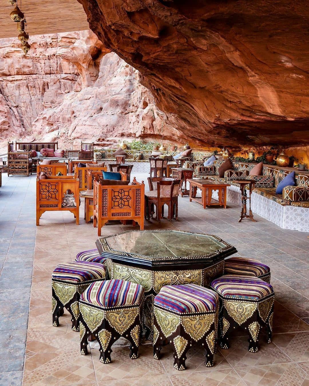 فضای آزاد زیر صخره کمپ ثابت صحرایی