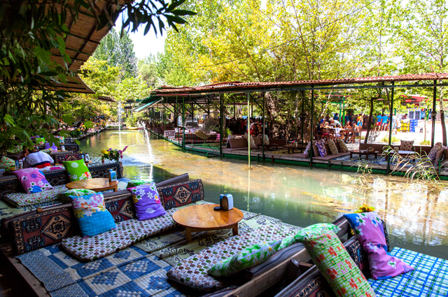 کافه رستوران روی آب