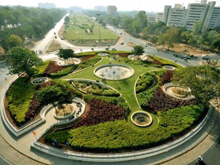  کاشت سبزی در زمین های شهرداری