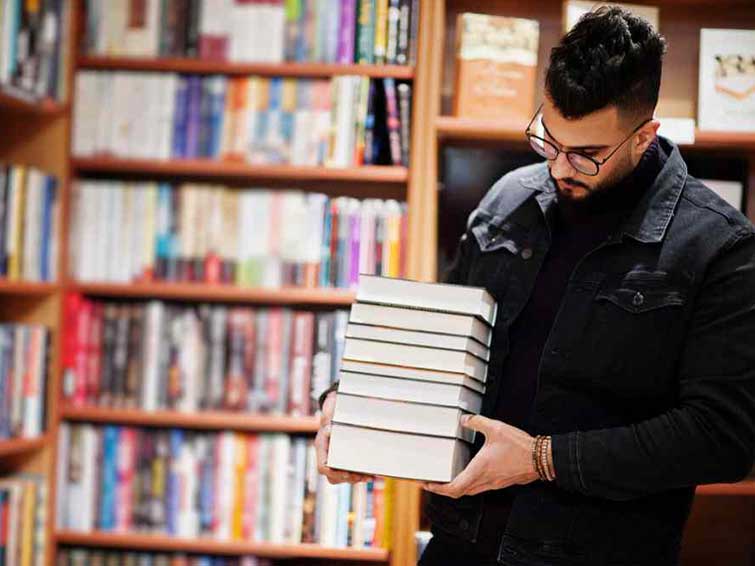 امانت دادن کتاب در پاساژ