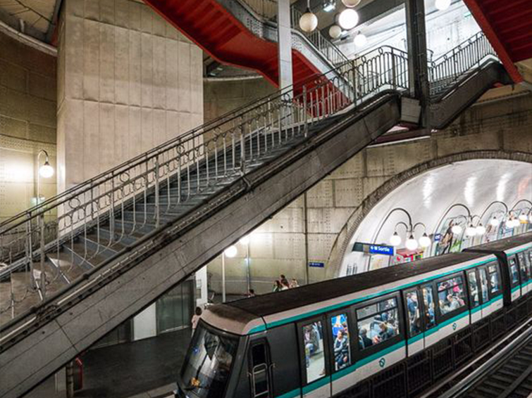 سرسره تو ایستگاه مترو