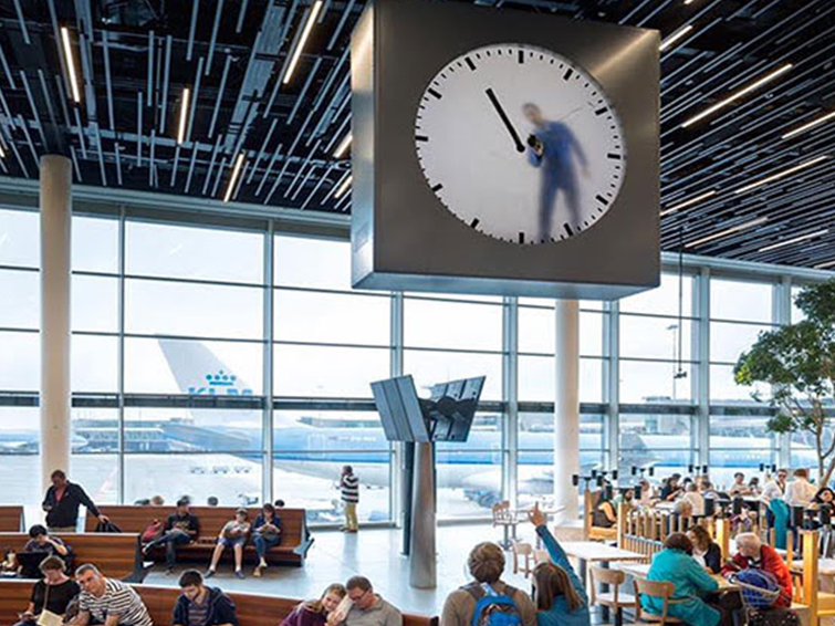 فردی در ساعت